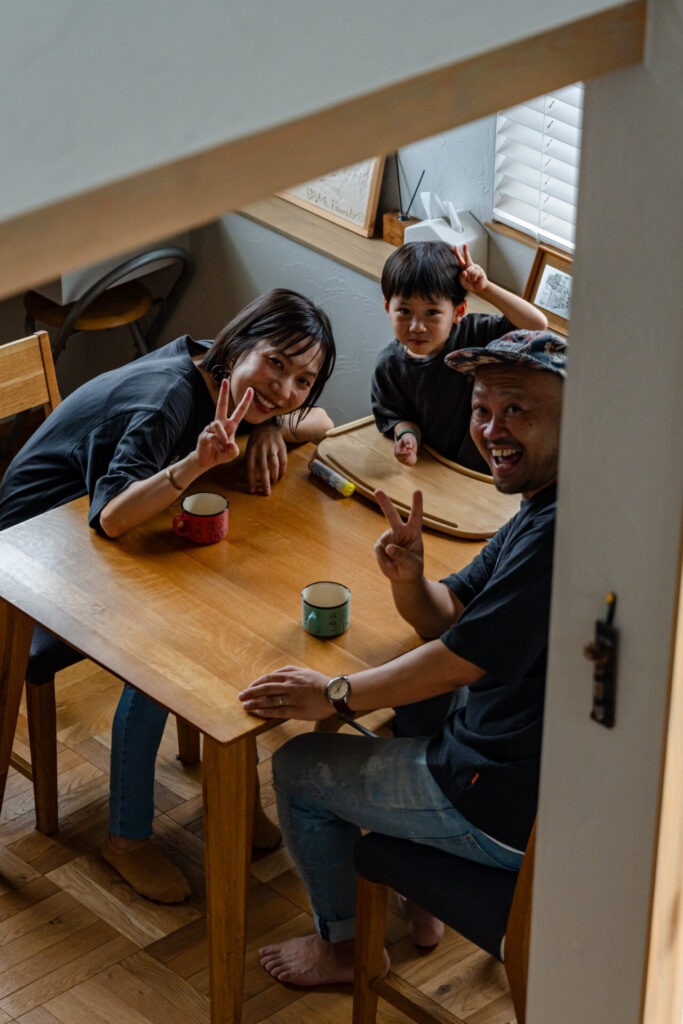 視線と気配がめぐる家