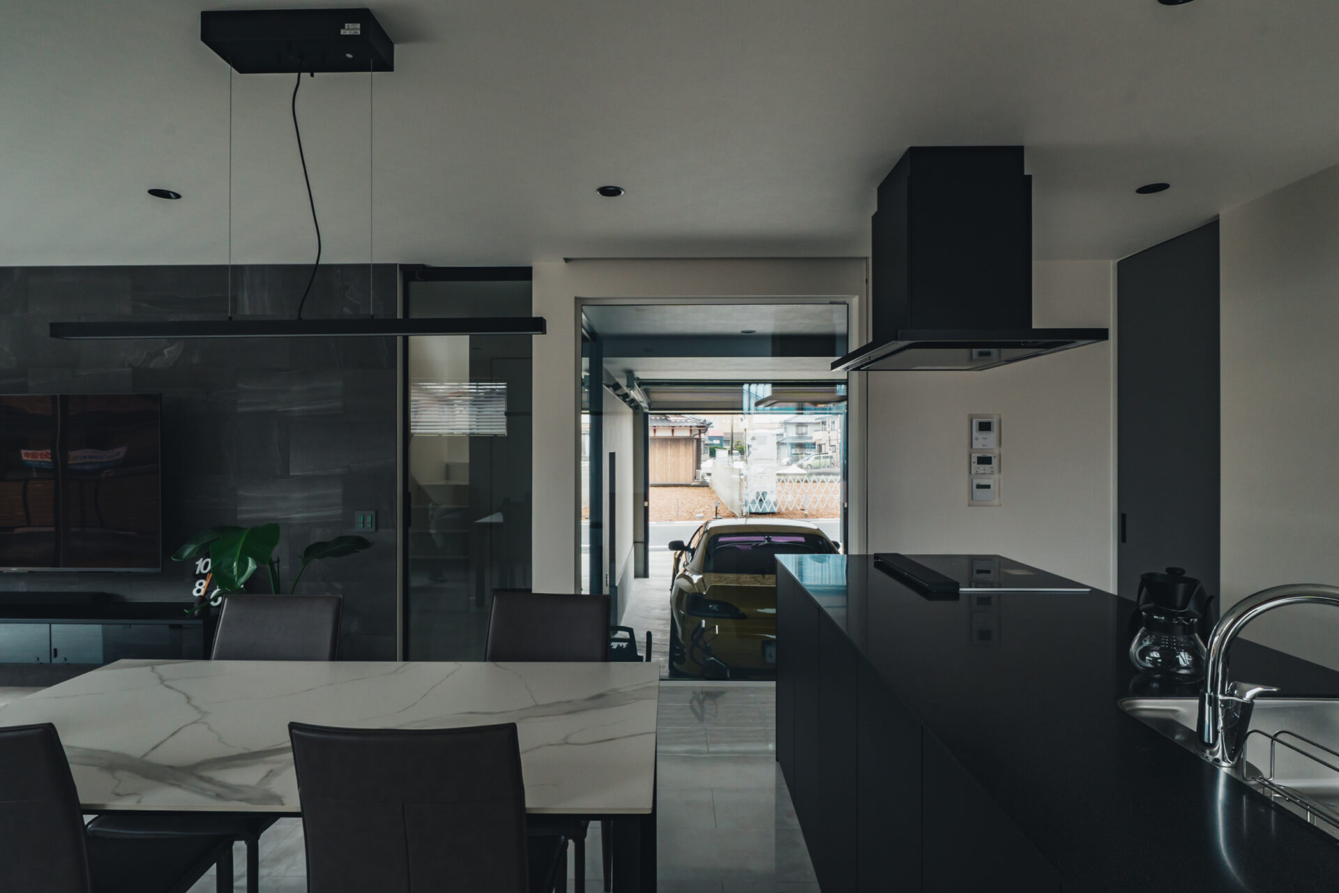 愛車と過ごす静かなアジト