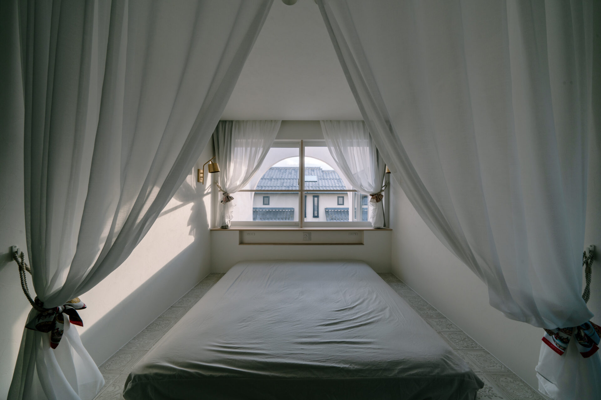 夕日に染まるアーチハウス